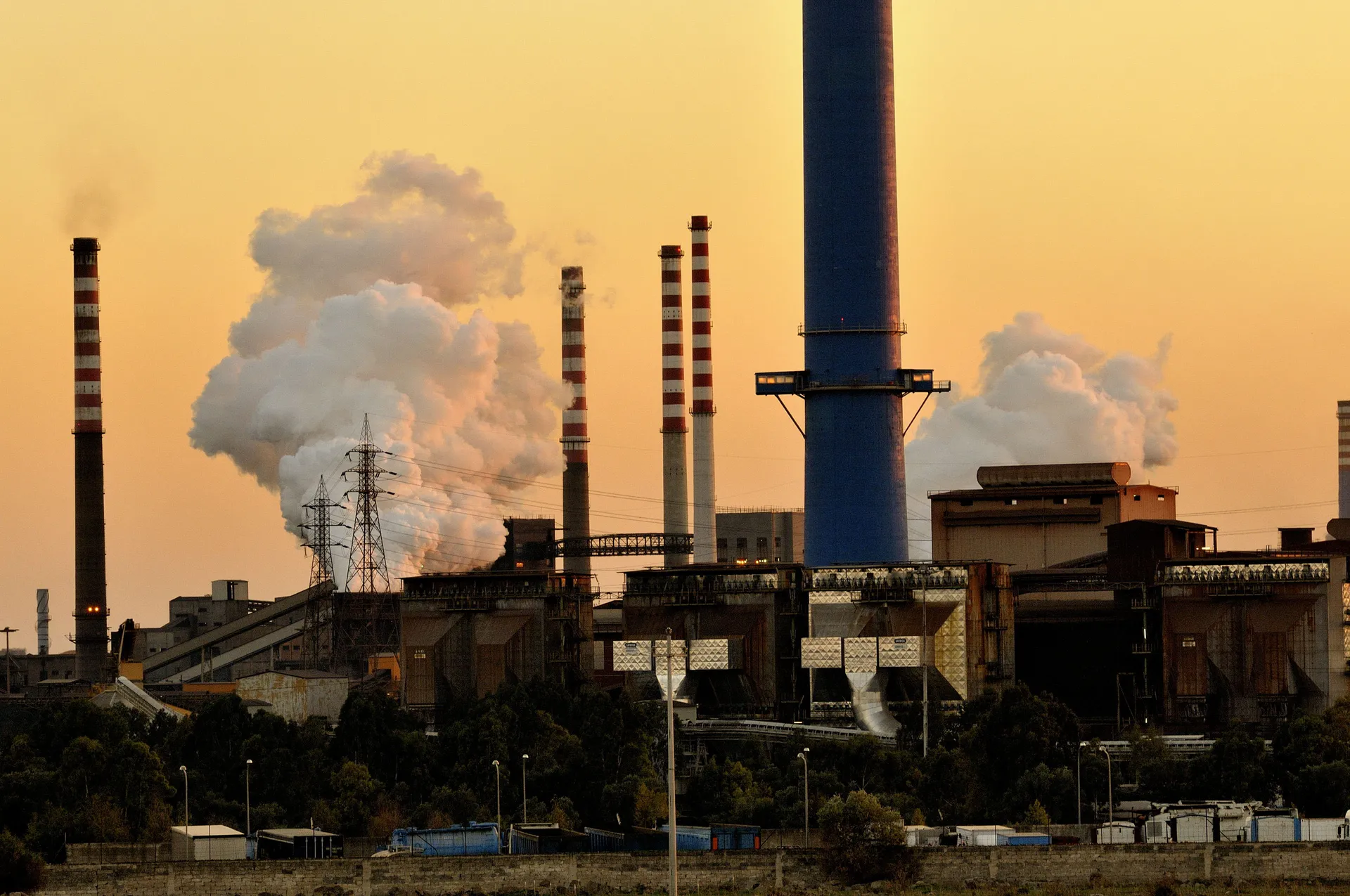 Immagine ritraente l'industria siderurgica di Taranto